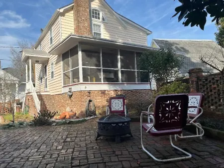 Circa 1810 Home - Downtown New Bern Historic District - 2 BRs with King Beds Отели рядом с достопримечательностью «The Boathouse»