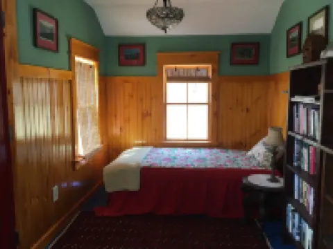 Beautiful cottage on quiet country road walking distance to charming North Creek