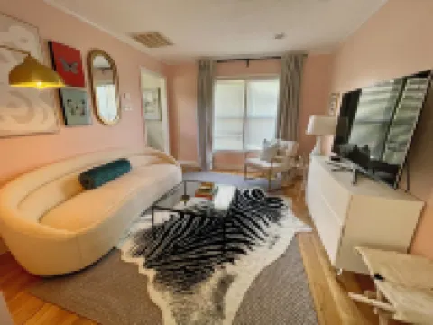 The Dreamhouse: Charming 2-story, 1-bedroom house in tranquil Sherman