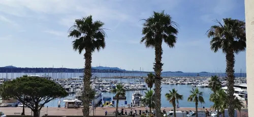 Apartment facing the port, sea view, renovated 2022 65m2 Hotels in Bandol