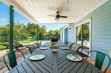 Jupiter Palm Oasis! Lakefront Pool Home w/ Game Room, BBQ, Beach Chairs, Coffee! Отели рядом с достопримечательностью «Uptown Art Jupiter»