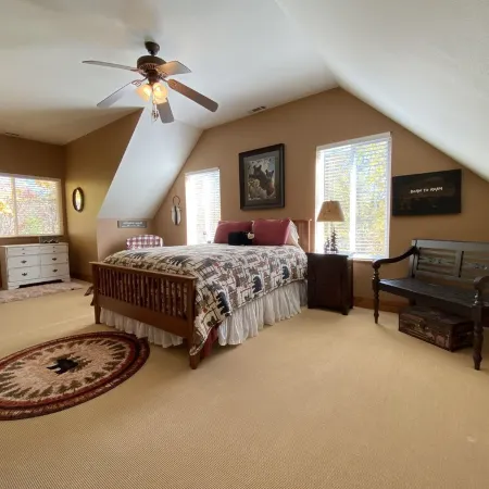 Luxurious Cabin with Stunning Mountain Views and Outdoor Fireplace in Sky Valley