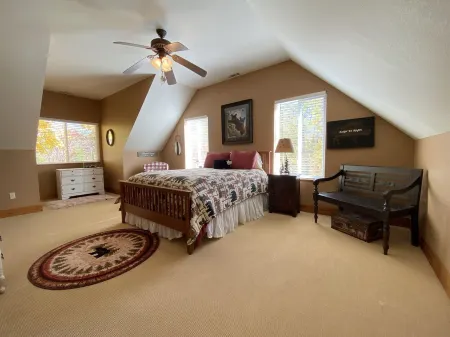 Luxurious Cabin with Stunning Mountain Views and Outdoor Fireplace in Sky Valley