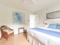 OCEANFRONT DUPLEX, with POOL, SAUNA and steps from BEACH ヒロのホテル