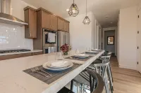 Ski&Tee Mountain Chalet: modern retreat w/ golf simulator, hot tub, & game room