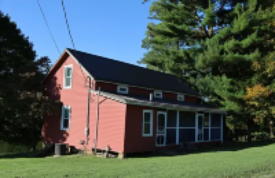 Beautiful Private Lakefront Cottage with Hot tub