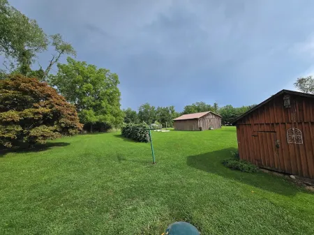 Charming 3-bedroom farmhouse 1 hour from Beaver Stadium