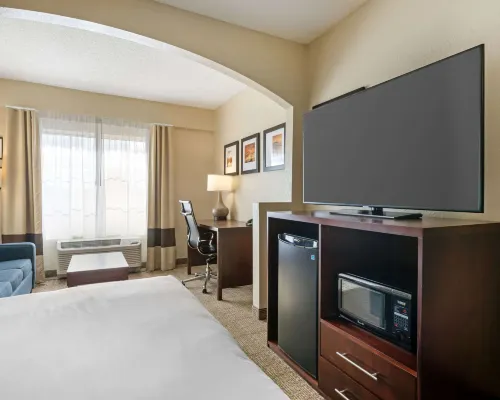 Comfort Suites Downtown Hotels near Dubsdread Golf Course