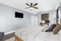 Leafy Lodge, Near Springs, Beach, Hot Tub, Fenced