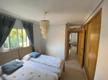 Townhouse with communal pool and jacuzzi, located a few meters from the beach. Отели рядом с достопримечательностью «Porto Cristo sign»