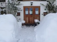 Apartment in a single farm location overlooking meadows, forests and nature. Hotels in Maierhofen