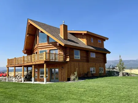 Bucket List Adventure Lodge. Newly built! Grill, Fire pit, Parking