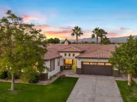 NEW Lush Luxury Living-Heated Pool/Spa Included. Walking distance to Coachella