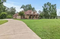 BellaLuna sleeps 22!!! Massive home for groups centrally located from 5 venues! Hotel a Ponchatoula