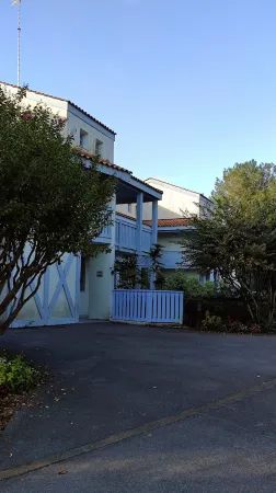 "appartement Confortable Rénové Dans Résidence Proche de L'océan et du Golf