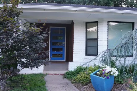 New listing!  3-bedroom, 2-bath house less than 1 mile to OU Football stadium Отели рядом с достопримечательностью «STASH»