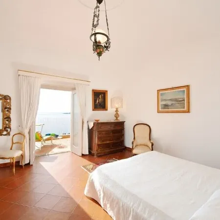 Elegant and central villa with private gated parking in Positano