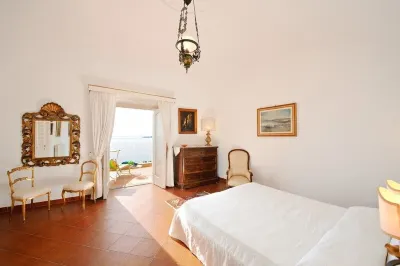 Elegant and central villa with private gated parking in Positano