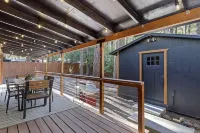 Retro Cabin, 2 Porches, Fireplace, Dog Friendly Fenced Yard