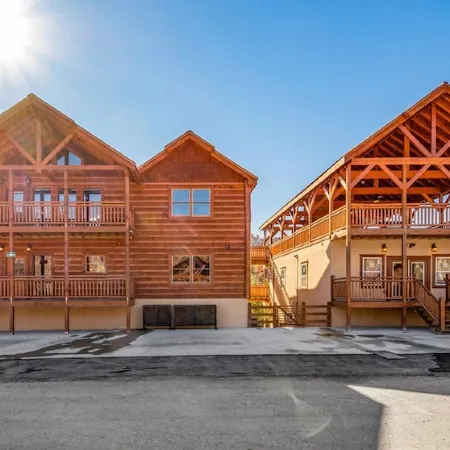 Luxury Lodge~Sleeps 22~Heated Pool~2 Hot Tubs~Game Room