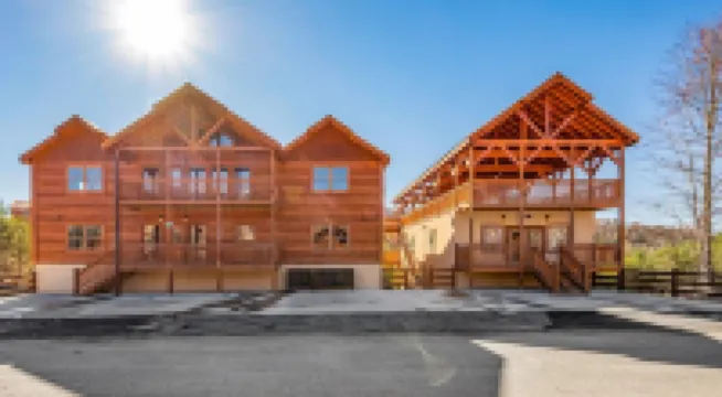 Luxury Lodge~Sleeps 22~Heated Pool~2 Hot Tubs~Game Room