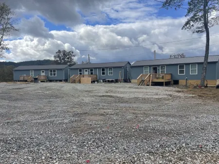 New Cabin with many amenities! Trail systems. Sleeps 8! Royal blue brimstone