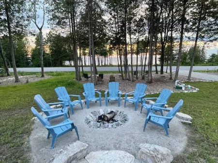 The Bay Shore Shire Waterfront ‘Hobbit’ Home • Stunning Sunsets • Earth Covered