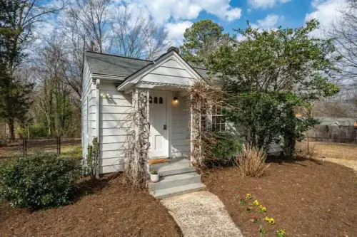 Updated 1BR cottage on private acre+ lot