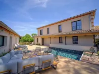 Family villa for 16 with pool and spa 50m from the beach