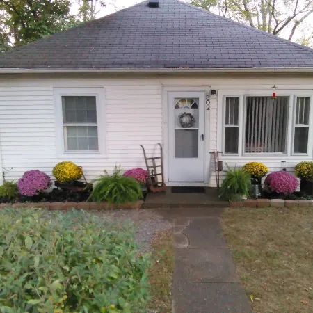 Little White Cottage-Country Setting In Town Just 5 minutes to The Ark Encounter