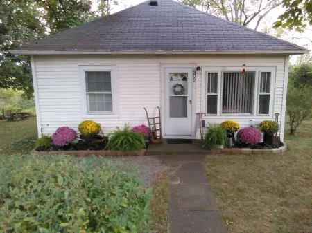 Little White Cottage-Country Setting In Town Just 5 minutes to The Ark Encounter
