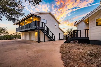 Located between Dripping Springs and Bee Cave - very private with amazing views Hotels near Family Business Beer Company