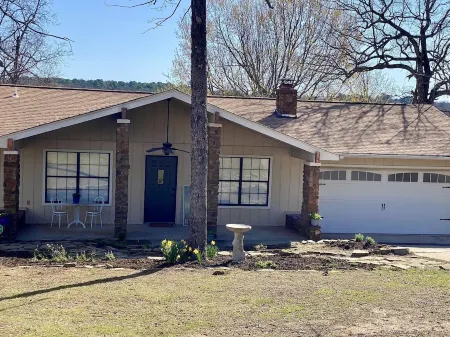 Waterfront house with private dock and boat slip Отели в г. Haskell County