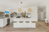 Newly renovated DESERT RETREAT *Private oversized Pool* Walk to Stagecoach