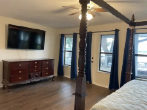 Lakefront, 8 beds, 3 bath, sleeps 18 , large living area, possible bunk room 槍管城酒店