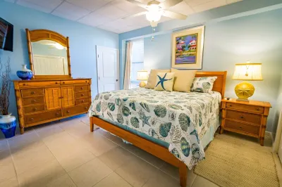 Spectacular Beach Front Views!  Free Lazy Days Beach Chairs & Umbrella Included! Отели рядом с достопримечательностью «Pensacola Beach Gulf Side Artificial Reef»