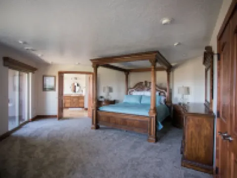 Newly Renovated Spacious Home, Hot Tub. Big Yard. Great Off-Season Pricing! Hotels in Rich County