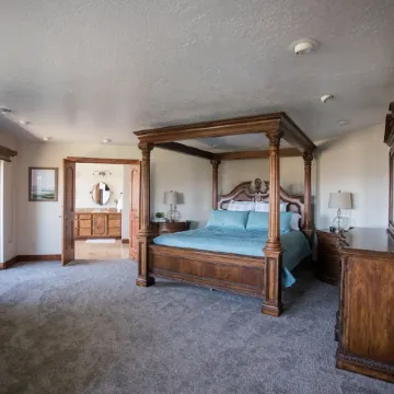 Newly Renovated Spacious Home, Hot Tub. Big Yard. Great Off-Season Pricing!