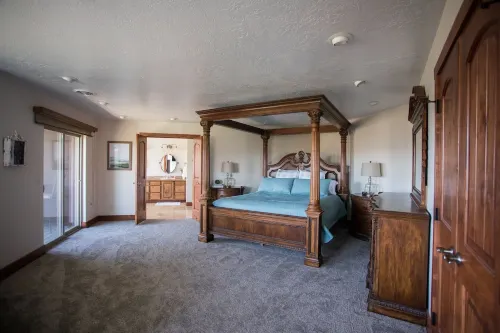 Newly Renovated Spacious Home, Hot Tub. Prices Reduced on '25 Summer Dates Left!