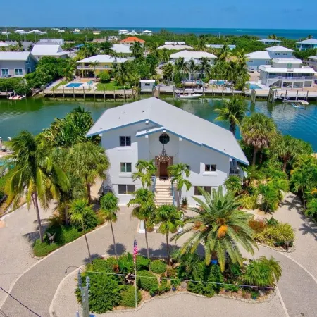 Sleeps 10 - Private house with 110’ of Deep Water Dockage, Pool, Hot Tub & more!