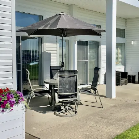 Lake Charlevoix/King/Queen/2 Bed/2 Bath Condo/Town/Beach/Pool