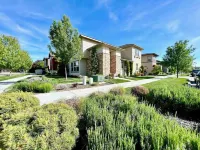 The Greenbelt Getaway- Views, Pets, Games, Fun!