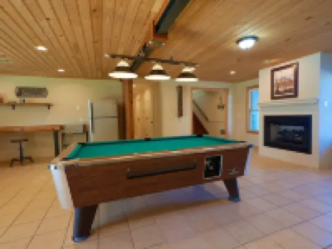 BEAUTIFUL WATERFRONT HOME WITH BOATHOUSE AND HUGE PORCHES! Hotels in Hackberry