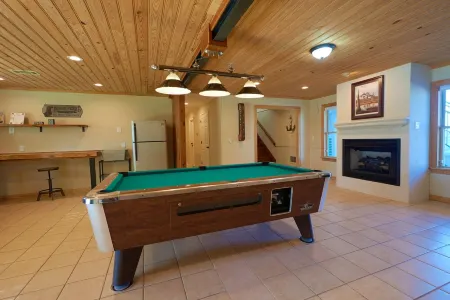 BEAUTIFUL WATERFRONT HOME WITH BOATHOUSE AND HUGE PORCHES! Отели в г. Хакберри