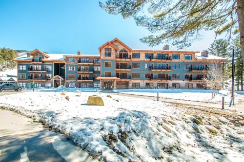 Slope-side Luxury Penthouse-Level Ski-In/Out Cranmore Mtn Condo!!
