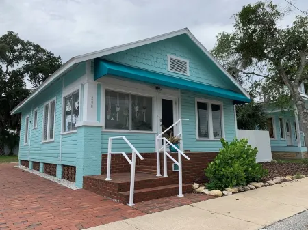 2-Bedroom house with a great yard in down town Отели рядом с достопримечательностью «Sugar Mill Country Club»