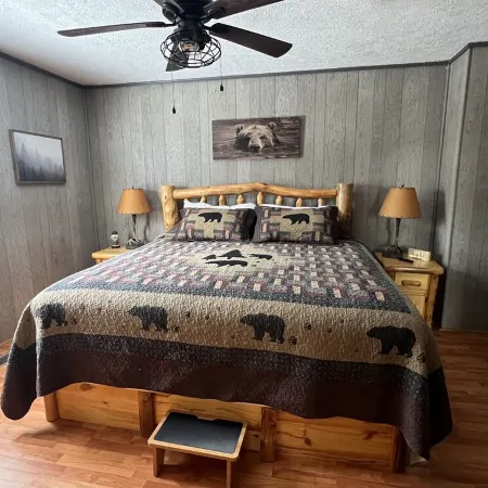 Cozy 2BR/1B cabin overlooking a beautiful creek with access to Catoosa WMA.