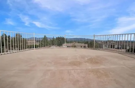 Amazing Spacious Castle House! Отели в г. Валенсия