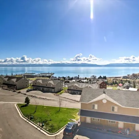 LAKE VIEW RETREAT CONDO /1 block Marina/Resort pool,hot tub & tennis courts