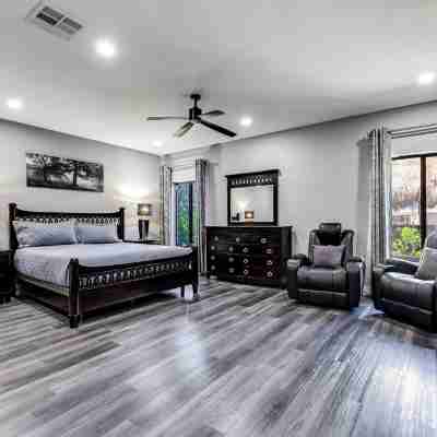 Complete Tropical Staycation,Heated Pool, Pool Table, 5 Bedrooms, 9 Beds, 4 Bath Rooms